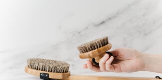 jak szczotkować skórę, szczotkowanie skóry, masaż skóry szczotką, masaż antycellulitowy, jak się pozbyć cellulitu, jak ujędrnić skórę, peeling ciała, szczotkowanie skóry na sucho