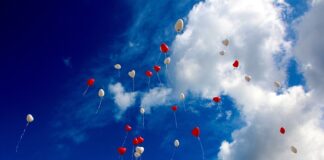 Jak zawiesić balony na suficie?